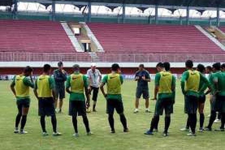 Pelatih Timnas Indonesia, Alfred Riedl saat memberikan arahan kepada para pemain di jeda game 