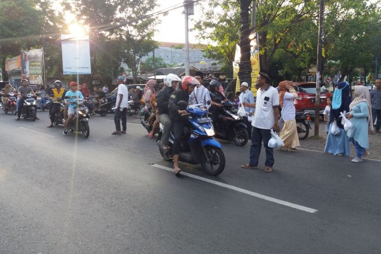 Tim pemenangan Khofifah membagikan takjil di alun-alun Kraksaan.