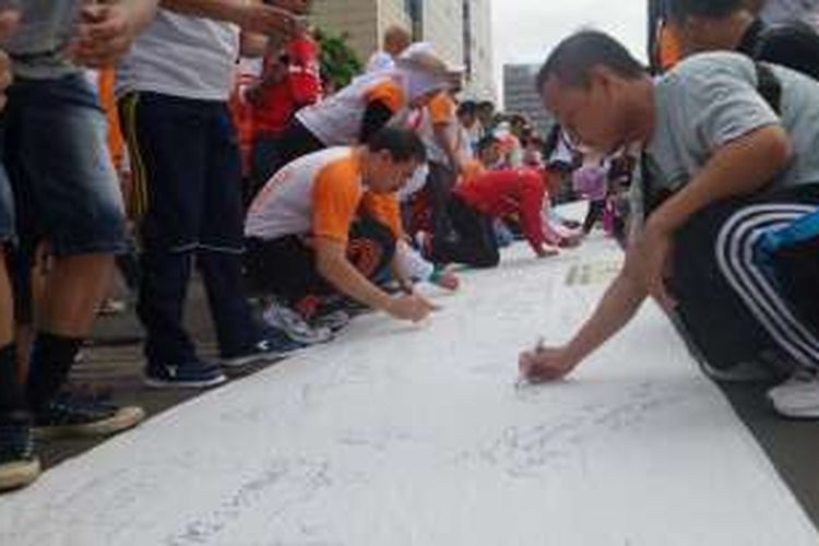 Minggu (14/8/2016), saat kegiatan car free day (CFD), Bawaslu menggelar spanduk untuk satu juta tanda tangan untuk menolak politik uang pada Pilkada serentak 2017