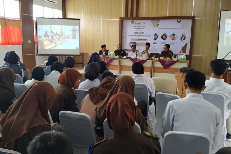Kemenkominfo berkolaborasi dengan Pandu Digital melaksanakan roadshow kegiatan Seminar Literasi Digital Sektor Pendidikan untuk Sekolah Menengah Kejuruan (SMK) di Provinsi Bengkulu (4-5/10/2022).