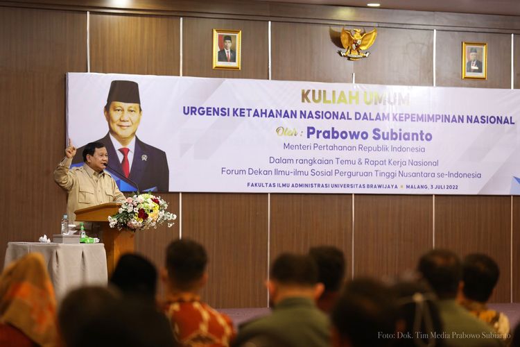 Menteri Pertahanan Prabowo Subianto saat memberikan kuliah umum bertemakan “Urgensi Ketahanan Nasional dalam Kepemimpinan Nasional” pada Temu dan Rapat Kerja Nasional Forum Dekan Ilmu-Ilmu Sosial Perguruan Tinggi Negeri se-Indonesia yang diselenggarakan oleh Fakultas Ilmu Administrasi Universitas Brawijaya Malang, Jawa Timur, Minggu (3/7/2022).