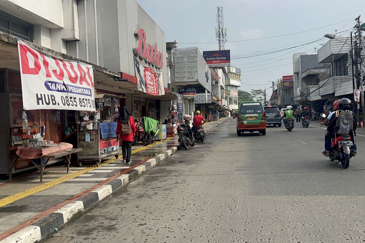 Kondisi trotoar di Jalan Merdeka, Bogor Tengah, Kota Bogor ditempati para PKL, Selasa (30/1/2024).