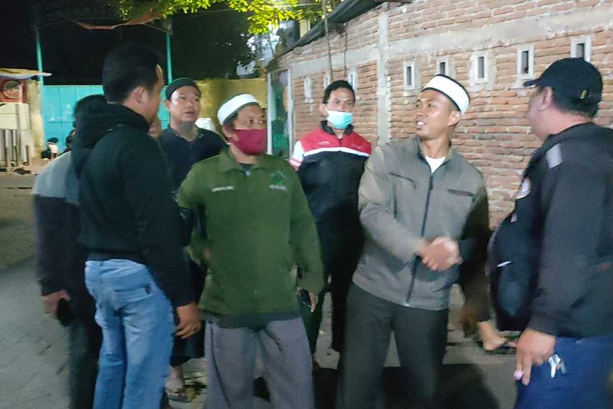 Warga dan Ormas yang mendatangi acara yang diduga memiliki unsur LGBT di gelar di salah satu kafe di Jalan Moh Paleo, Kecamatan Manggala, Kota Makassar, Sulawesi Selatan (Sulsel), pada Rabu (6/9/2023) malam.