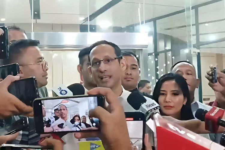 Eks Mendikbudristek Nadiem Makarim usai diperiksa oleh penyidik Kejaksaan Agung, Jakarta, Selasa (15/7/2025).