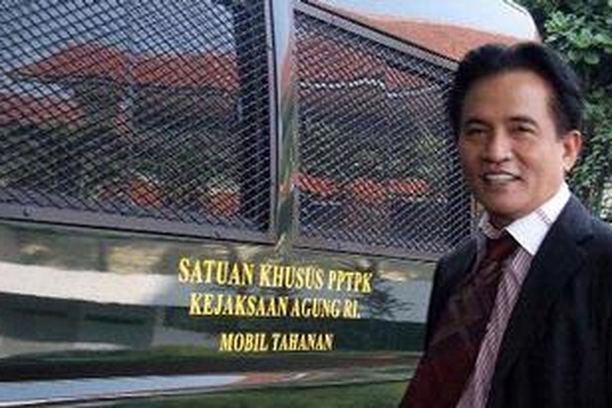Mantan Menteri Kehakiman dan HAM Yusril Ihza Mahendra memenuhi pangilan penyidik Pidsus Kejaksaan Agung RI di Gedung Bundar, Jumat (1/10/2010). Yusril menjadi tersangka terkait kasus dugaan korupsi Sistem Administrasi Badan Hukum (Sisminbakum). 