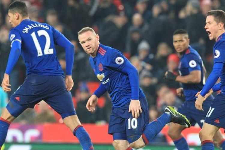 Para pemain Manchester United merayakan gol Wayne Rooney ke gawang Stoke City pada partai lanjutan Premier League di Stadion bet365, Sabtu (21/1/2017).