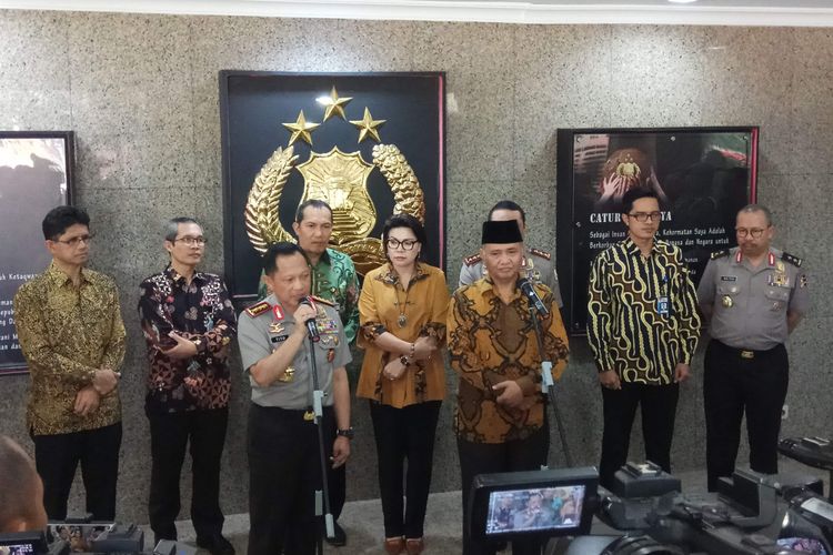 Kapolri Jenderal Polisi Tito Karnavian bersama para pimpinan KPK, yakni Agus Rahardjo, Basaria Panjaitan, Laode M Syarif, Saut Situmorang, dan Alexander Marwata dalam konferensi pers usai acara silaturahim di Mabes Polri, Jakarta Selatan Kamis (6/7/2017).