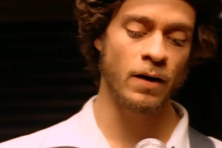 Amos Lee dalam video klip lagu Arms of A Woman