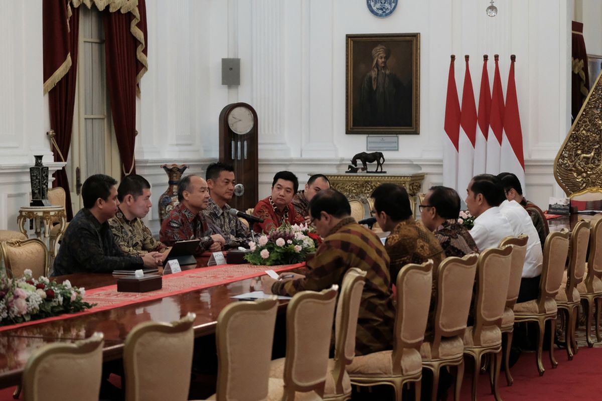 Pertemuan Antara Presiden Republik Indonesia, Joko Widodo; Masayoshi Son, Chairman dan CEO of Softbank; Anthony Tan, CEO of Grab; Ridzki Kramadibrata, President of Grab Indonesia di Istana Merdeka, Senin (29/7/2019).