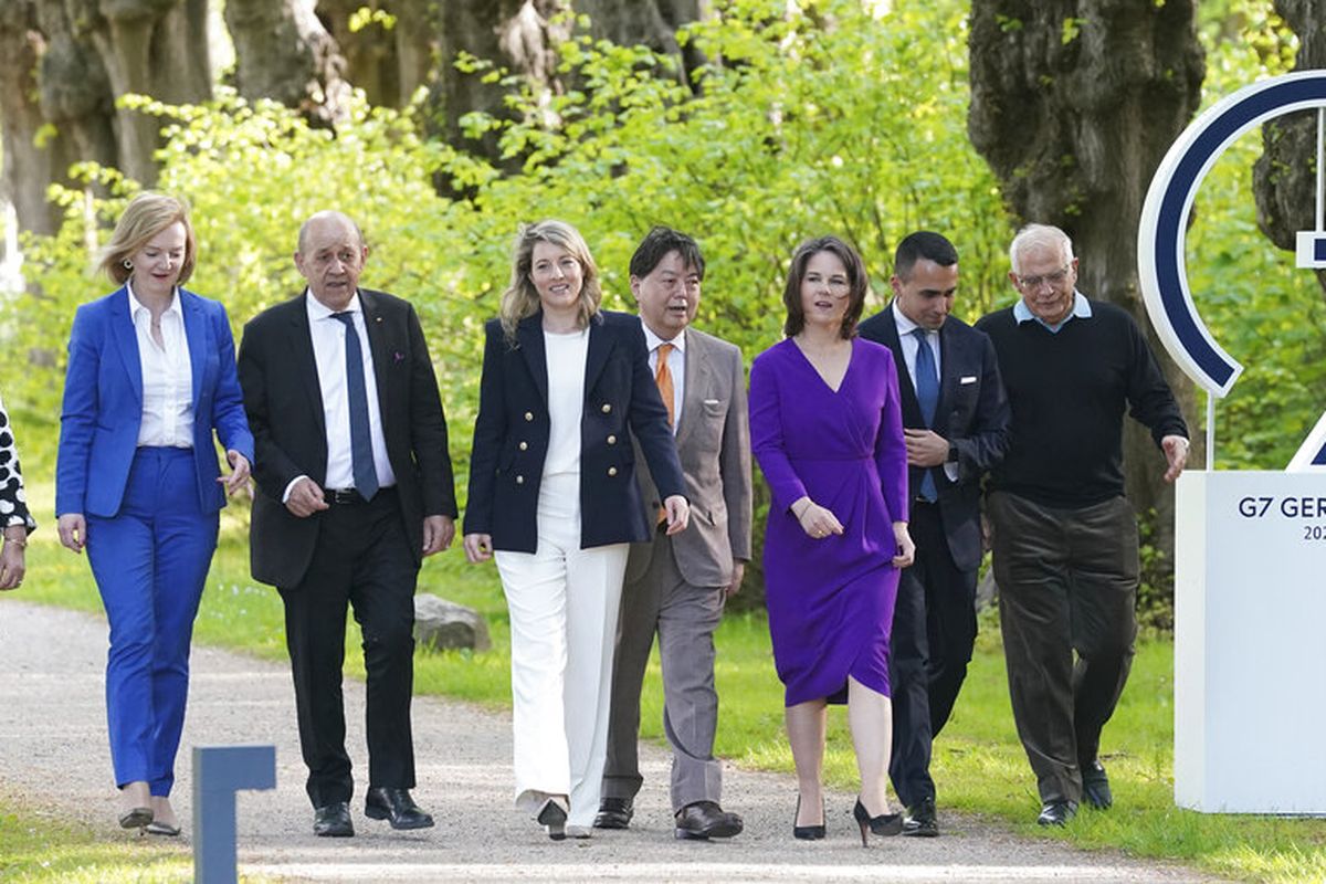 Dari kiri, Victoria Nuland, Wakil Menteri Luar Negeri dan Direktur Politik di Departemen Luar Negeri AS, Elizabeth Truss, Menteri Luar Negeri Inggris, Jean-Yves Le Drian, Menteri Luar Negeri Prancis, Melanie Joly, Menteri Luar Negeri Kanada, Hayashi Yoshimasa, Menteri Luar Negeri Jepang, Annalena Baerbock, Luigi Di Maio, Menteri Luar Negeri Italia, dan Josep Borrell, Perwakilan Tinggi Uni Eropa untuk Urusan Luar Negeri dan Kebijakan Keamanan, berjalan di pertemuan para menteri luar negeri kelompok G7 ekonomi demokrasi terkemuka kekuatan, di Weissenhäuser Strand, Kamis, 12 Mei 2022. Pertemuan di bawah kepresidenan Jerman akan dipimpin oleh Menteri Luar Negeri. Selain AS dan Jerman, G7 juga mencakup Inggris Raya, Prancis, Italia, Kanada, dan Jepang.