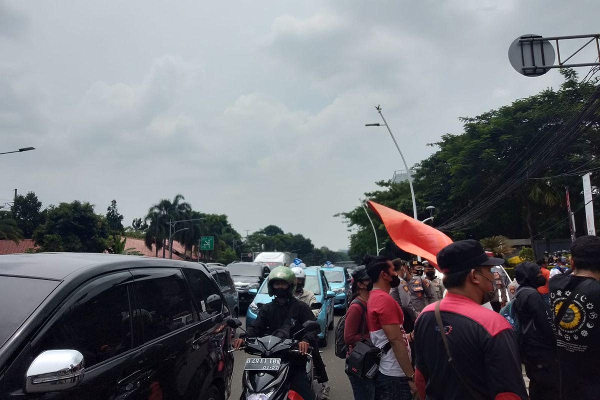 Lalu lintas di Jalan M.I Ridwan Rais, Gambir, Jakarta Pusat, tersendat imbas adanya aksi unjuk rasa buruh bersama petani di Kantor Kementerian Perdagangan, Selasa (22/3/2022).