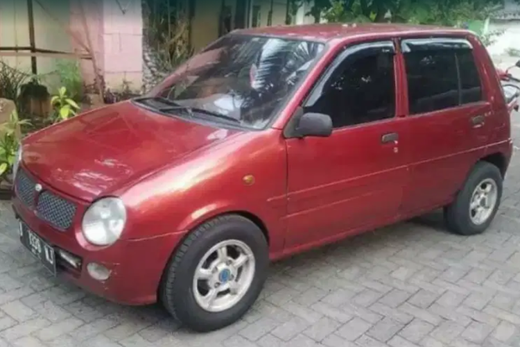 Daihatsu Ceria bekas lansiran 2004 yang dijual di salah satu bursa mobil bekas daring.