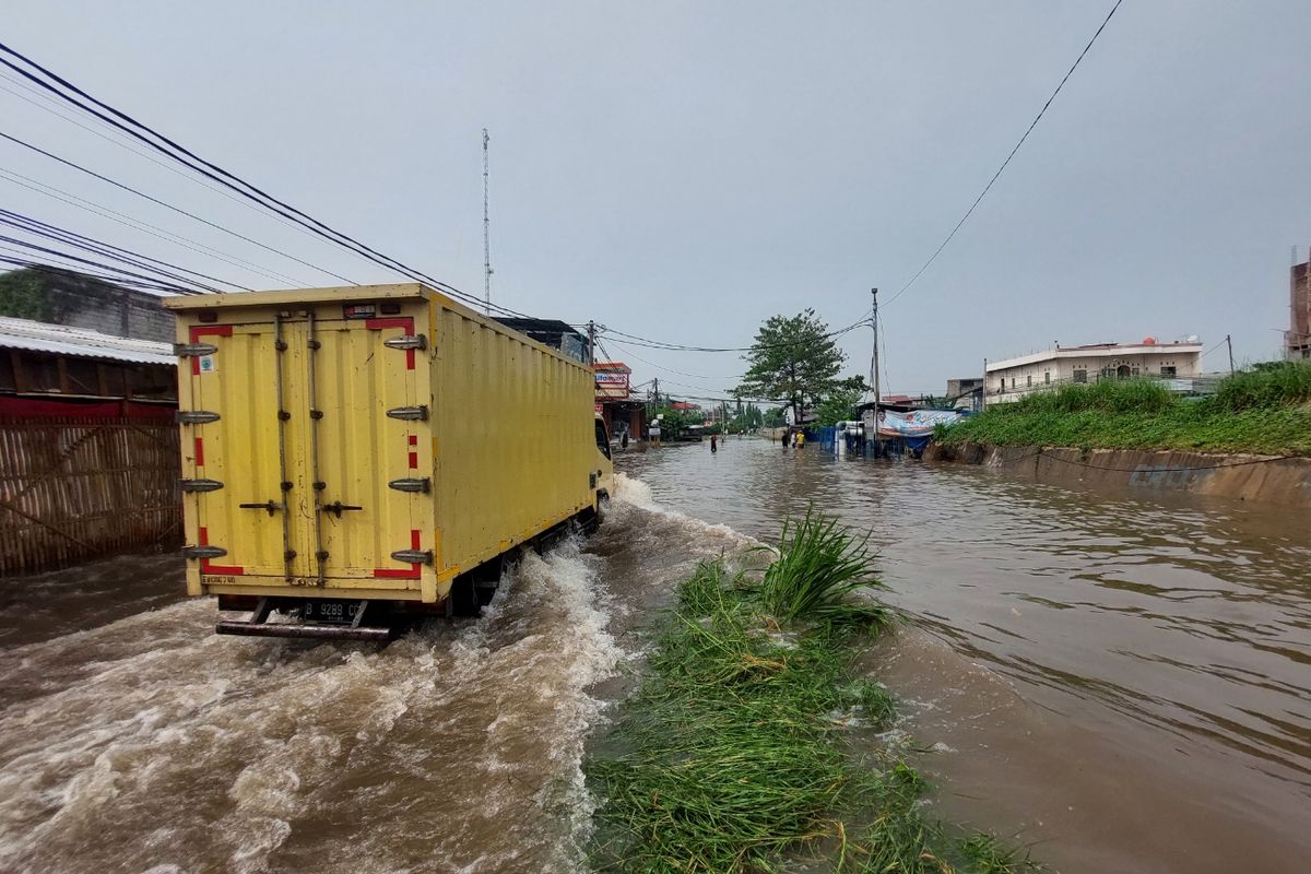 Suasana banjir saat melanda Gembor, Kecamatan Periuk, Kota Tangerang, Rabu (11/5/2022).