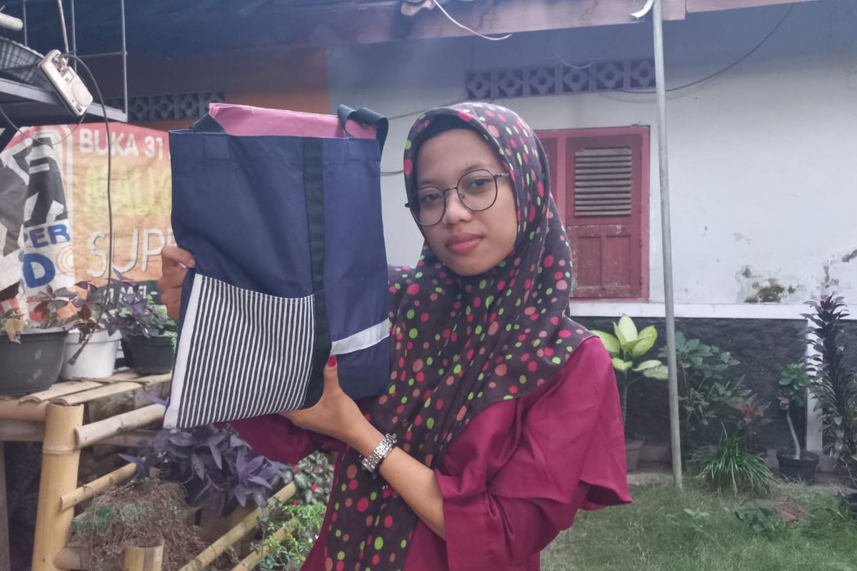 Produk tote bag merek Selaras Sesuai hasil karya tiga mahasiswa Universitas Muhammadiyah Purworejo. Tiga mahasiswa itu bernama Sannis Hening Astuti dari Program Studi (Prodi) Psikologi, Andika Pangestu Saputra dari Prodi Teknik Sipil, dan Fasihah Azizah dari Prodi Psikologi.
