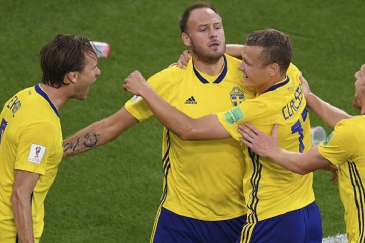 Para pemain Swedia merayakan gol Andreas Granqvist ke gawang Meksiko pada pertandingan Grup F Piala Dunia 2018 di Yekaterinburg, 27 Juni 2018. 