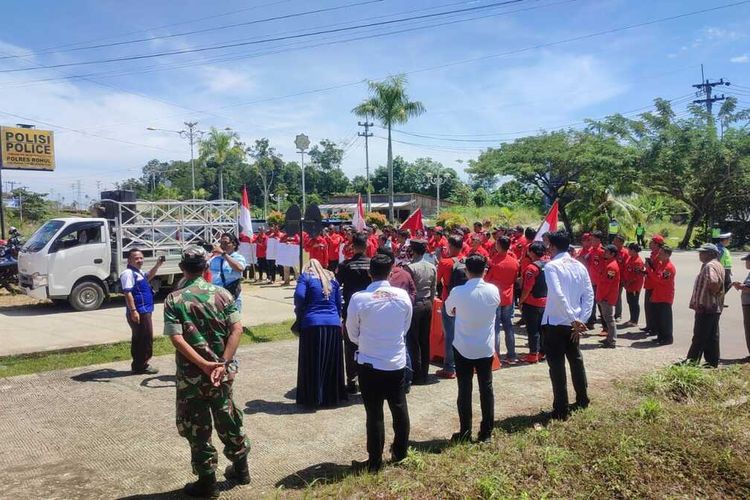 Massa unjukrasa saat menyampaikan tuntutan terkait adanya guru diduga intoleran terhadap siswa di Kabupaten Rokan Hulu, Riau, Senin (17/10/2022).