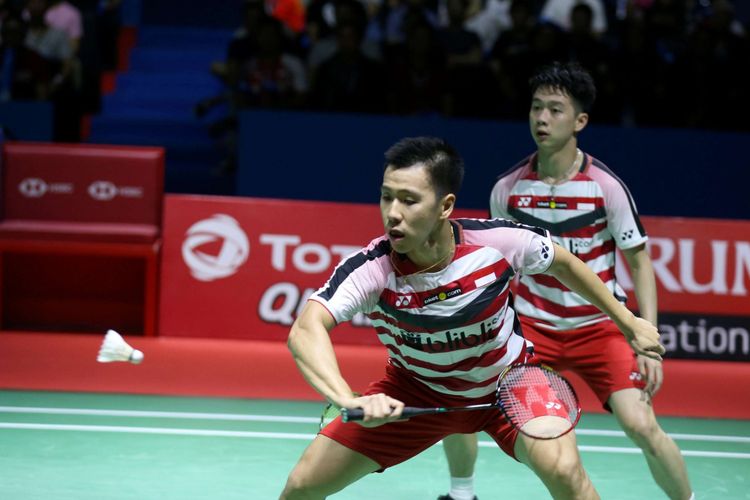 Pebulu tangkis ganda putra Indonesia, Marcus Fernaldi Gideon mengembalikan bola ke arah lawan asal Jepang dalam partai final Indonesia Open 2018 di Istora Senayan, Jakarta, Minggu (8/7/2018). Pebulu tangkis ganda putra Indonesia, Marcus Fernaldi Gideon dan Kevin Sanjaya Sukamuljo menang dengan skor 21-13 dan 21-16.