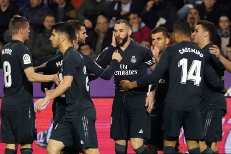 Penyerang Real Madrid Karim Benzema (tengah) merayakan gol saat laga antara Real Valladolid vs Real Madrid di Stadion Jose Zorrilla di Valladolid pada 10 Maret 2019.