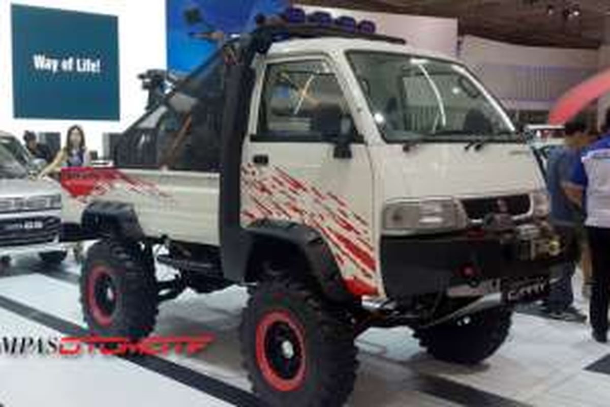 Suzuki Carry pikap dengan tampang off-road di booth Suzuki GIIAS 2016.