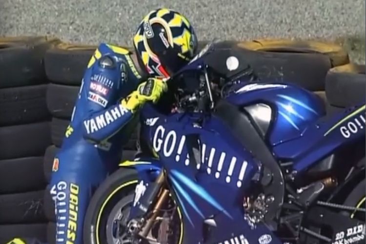 Valentino Rossi saat meraih kemenangan pertamanya bersama Yamaha pada MotoGP Afrika Selatan 2004.