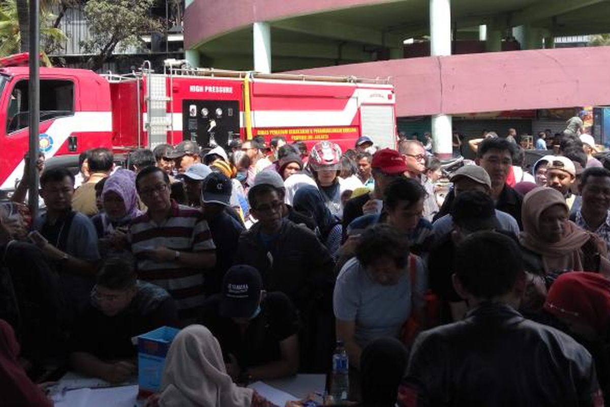 Suasana saat para pedagang antre di posko PD Pasar Jaya pada Jumat (20/1/2017).