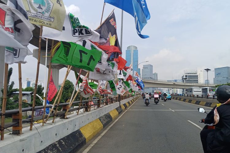 Semrawutnya bendera di Flyover Kuningan, Jakarta Selatan 