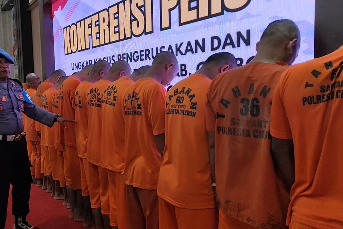 polisi menunjukan jumlah tersangka kasus penyerangan dan perusakan kantor DPRD kabupaten Cirebon di Mapolresta pada Kamis (4/9/2025) siang.