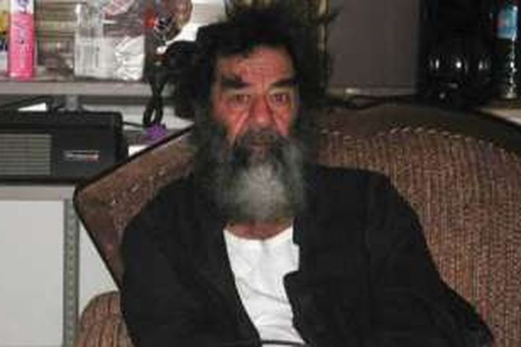 Saddam Hussein sesaat setelah ditangkap pada Desember 2003.
