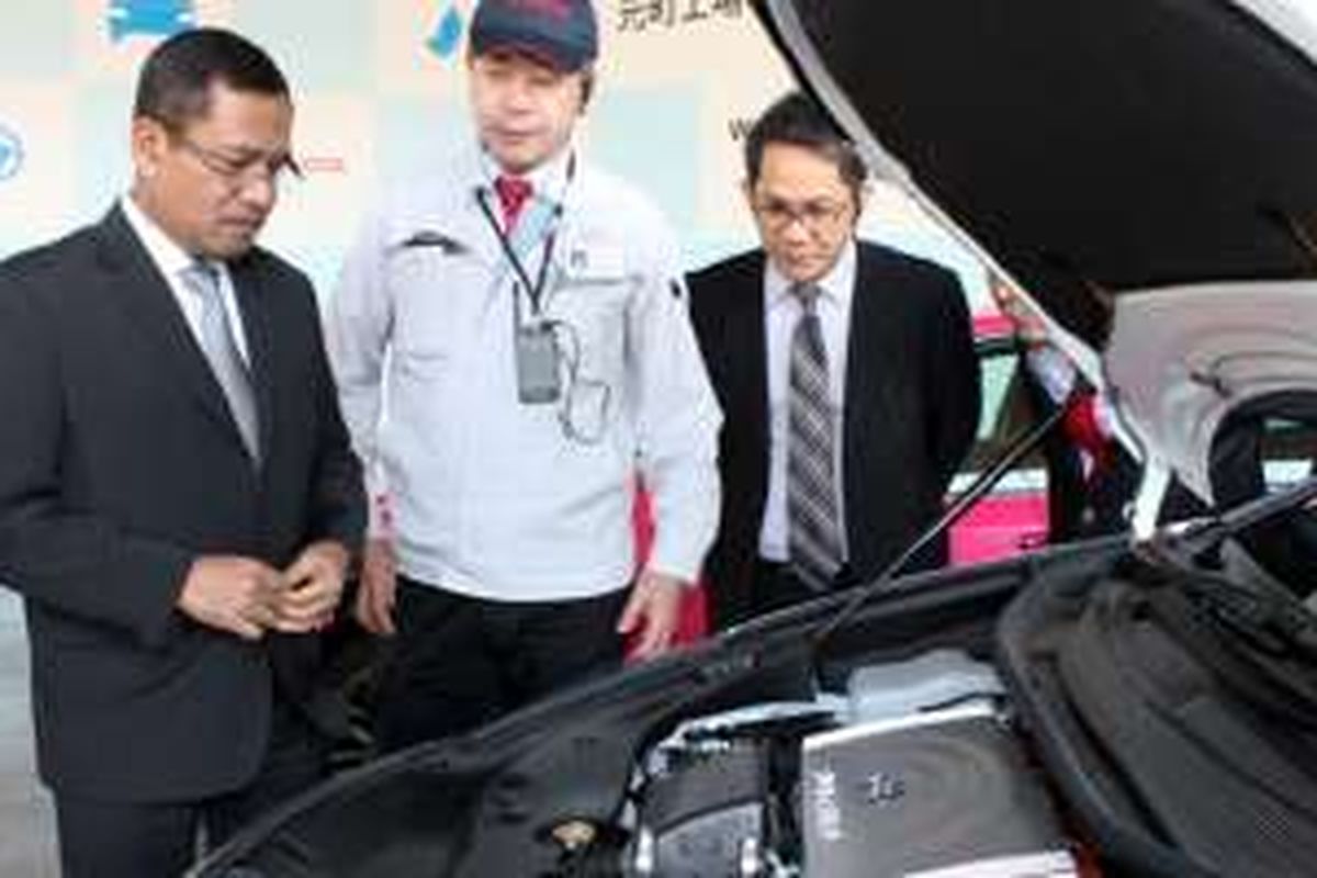 Menteri Perindustrian Saleh Husin (kiri) bersama Duta Besar Republik Indonesia untuk Jepang Yusron Ihza Mahendra (kanan) memperhatikan mesin mobil berbahan bakar hidrogen Toyota Murai saat mengunjungi pabrik mobil Toyota di Motomachi Plant, Nagoya, Jepang, Kamis (18/2/2016).
Menperin mengapresiasi Toyota yang berencana menanam investasi Rp 5,4 Triliun di Indonesia pada tahun 2016 ini.