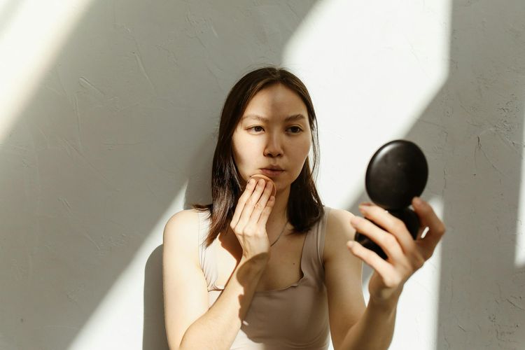 Ilustrasi perempuan touch up makeup