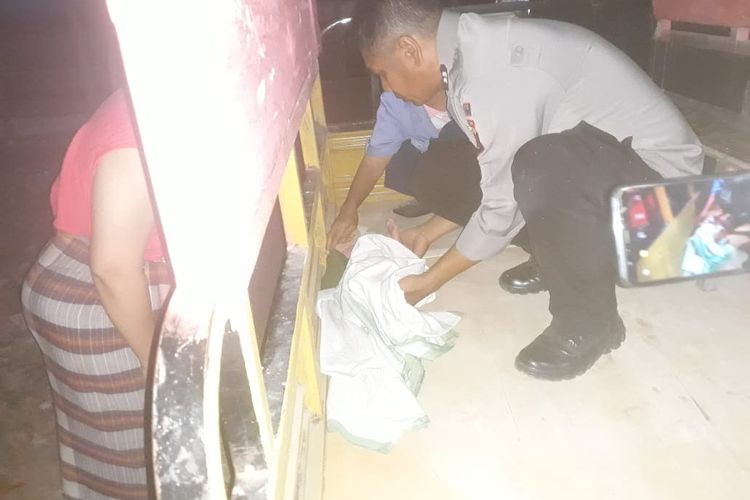 Polisi saat evakuasi bayi dari atas bak motor roda tiga di Kota Bima, Sabtu (11/11/2023).