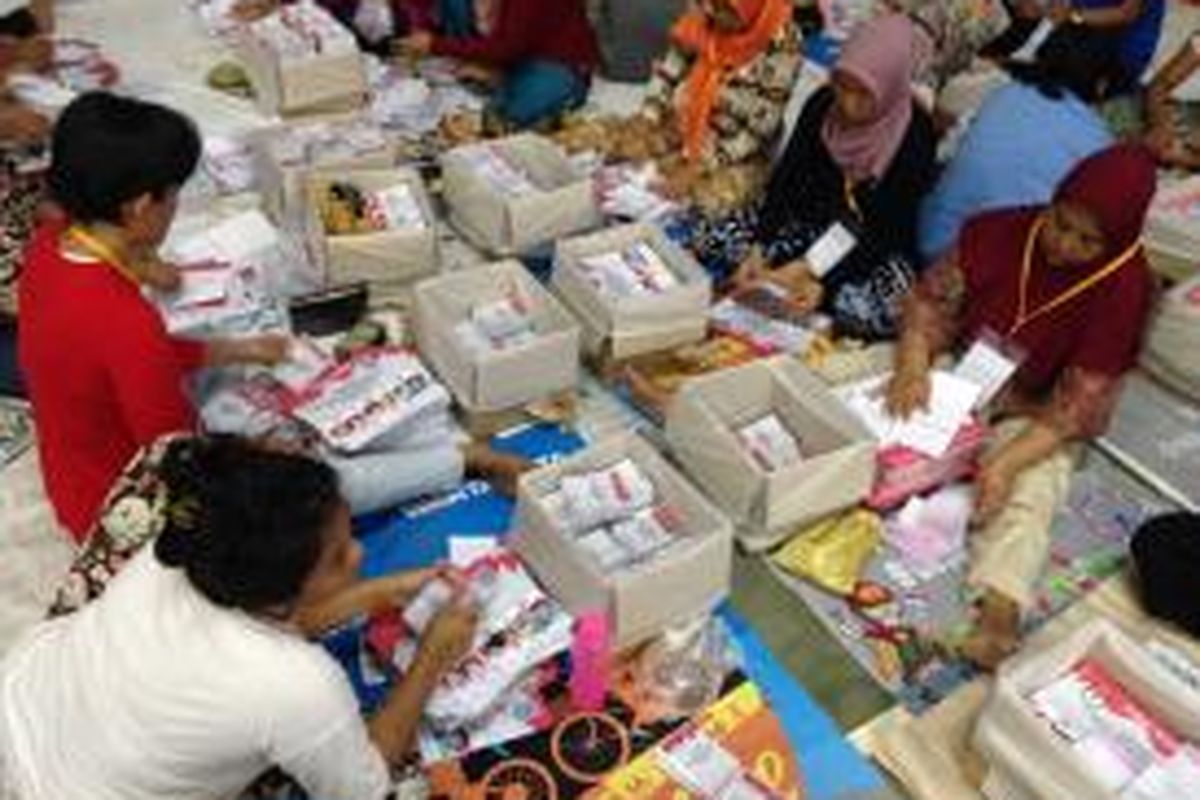 Suasana pelipat surat suara yang bekerja untuk persiapan pilkada Tangerang Selatan di GOR Pondok Aren, Tangerang Selatan, Rabu (25/11/2015). 








