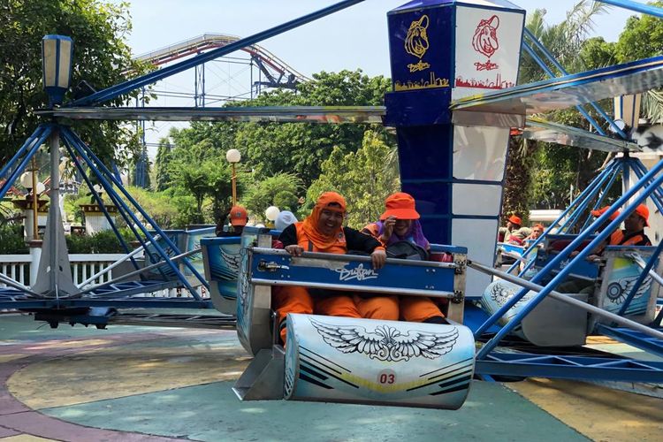 Petugas oranye bermain di Dugan dalam prgram CSR Ancol. 