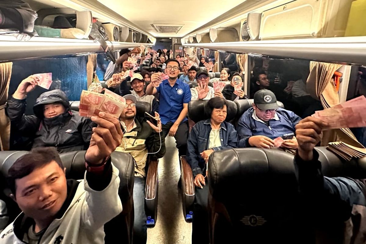 Anggota DPR RI, Arizal Tom Liwafa saat bersama pemudik, saat kegiatan layanan mudik gratis bagi warga perantau di Kota Surabaya dalam program Mudik Ceria dengan menyiapkan 10 armada bus gratis, Senin (17/3/2026) malam. 