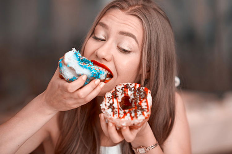 Ilustrasi makan manis berlebihan. Terlalu banyak makan manis dapat menyebabkan Anda memiliki risiko lebih tinggi terkena obesitas, diabetes, dan kanker.