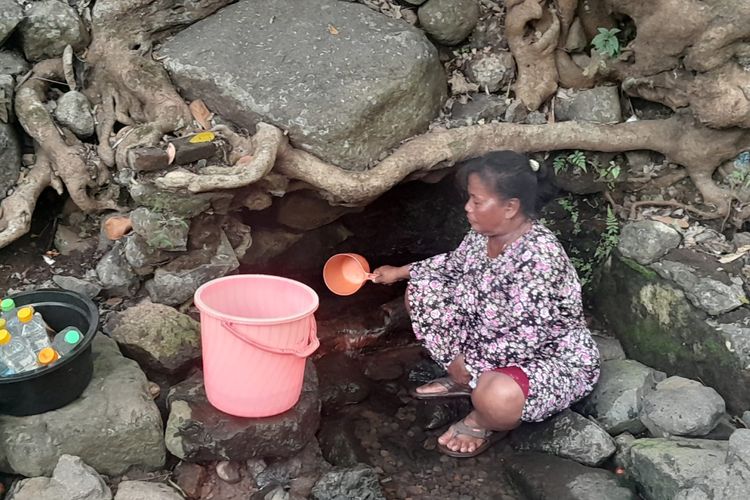 Darurat Kekeringan di Situbondo, Warga Jalan Kaki 90 Menit demi Mandi dan Ambil Air