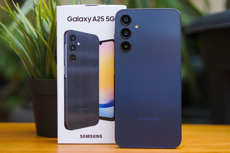 Samsung Galaxy A25 5G dan kotak kemasannya