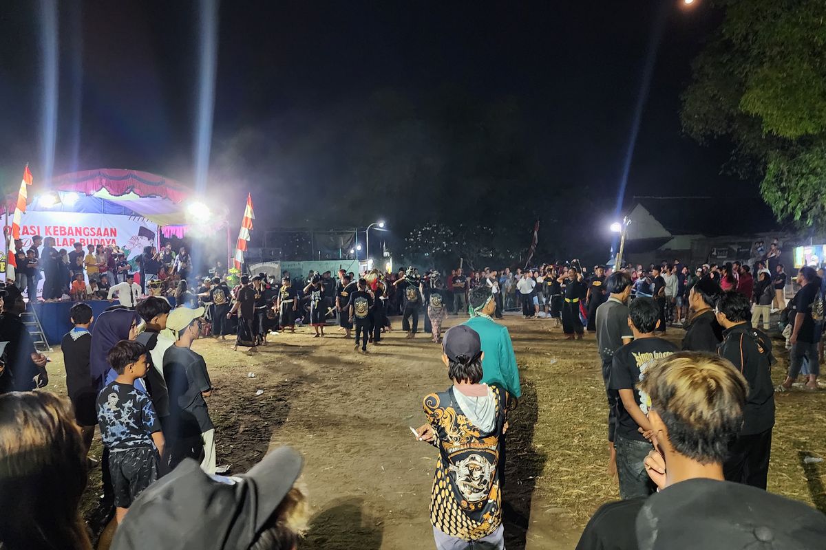 Forum Rakyat Pasuruan Bangkit yang gabungan pegiat sosial dan seni budaya memiliki untuk menggelar panggung orasi kebangsaan untuk merespon kondisi situasi persoalan banhsa tanpa turun jalan guna menghindari tindakan anarkis, Minggu (31/08/2025) malam. 