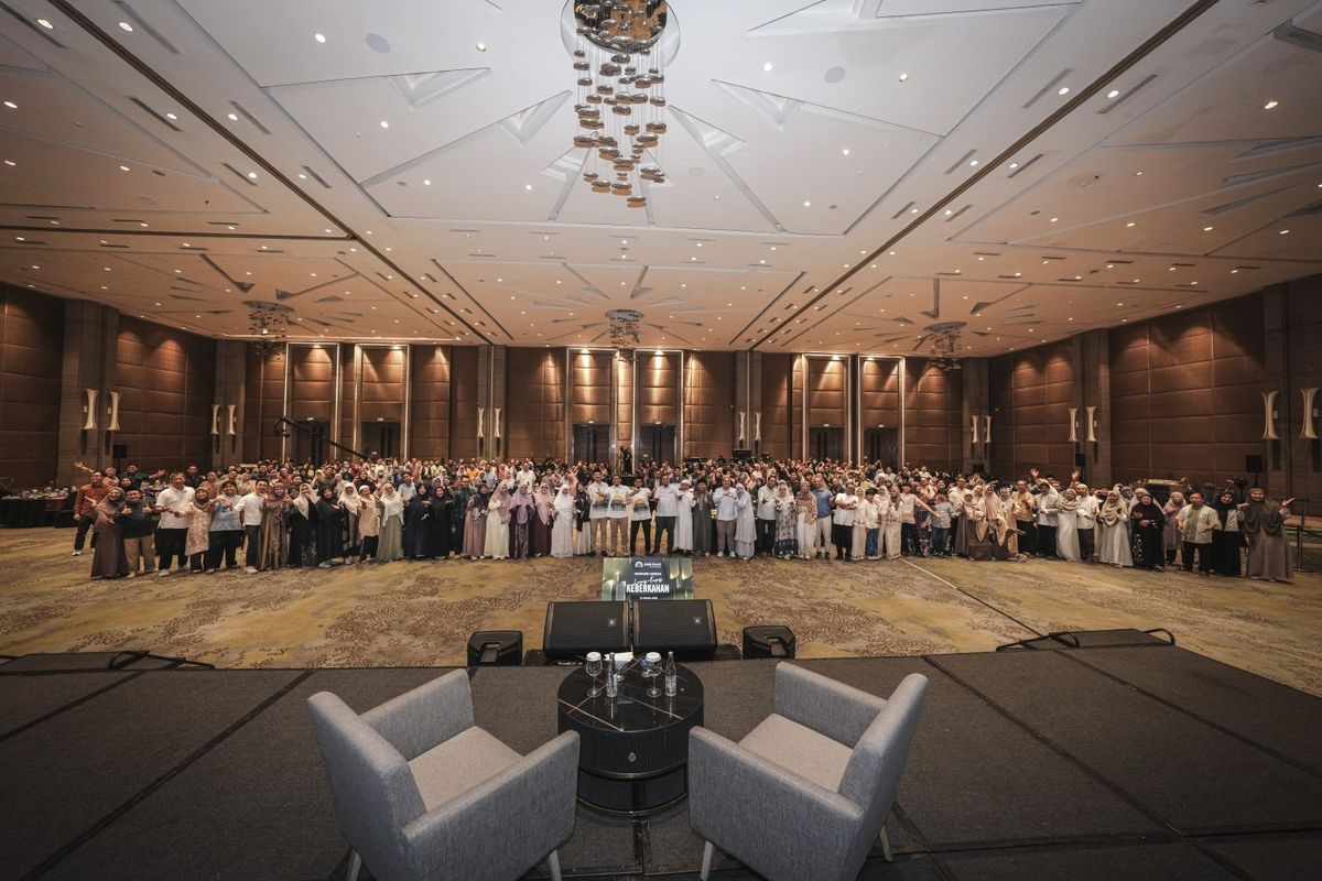 Para peserta manasik Umrah Lapis-Lapis Berkah 2026 berfoto bersama setelah acara selesai.