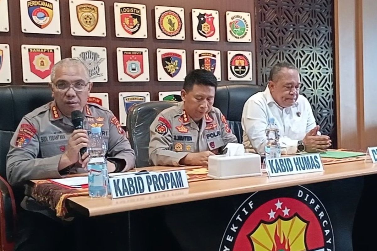 Kabid Propam Polda Sulbar Kombes Pol Budi Yudantara (kiri) saat menjelaskan kasus pengeroyokan oknum polisi terhadap mahasiswa di Mapolda Sulbar, Senin (6/1/2025).