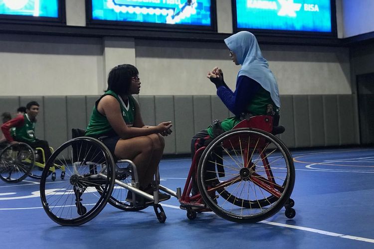 Atlet tim nasional bola basket kursi roda putri Indonesia sedang menjalani sesi latihan