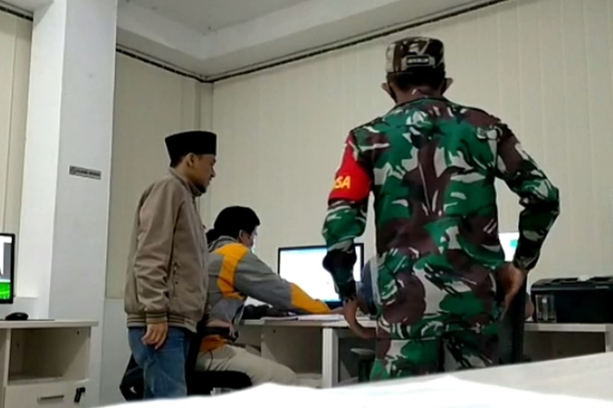 Tiga pilar Desa Sumberarum saat mengecek kondisi Gunung Raung si Kantor PPGA Raung