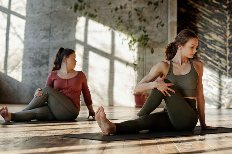 Ilustrasi yoga. Olahraga ini bisa membantu mengurangi rasa sakit dan keluhan selama menstruasi.