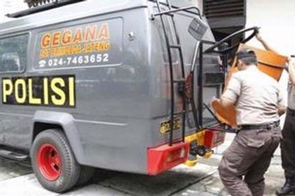 Petugas Gegana Sat Brimobda Jateng dengan perlengkapan penjinak bom di Polsek Pasar Kliwon, Kota Solo, Jateng, Selasa (7/12/2010). Bom yang ditemukan oleh tukang sapu di sekitar Polsek Pasar Kliwon tersebut berhasil dijinakkan.