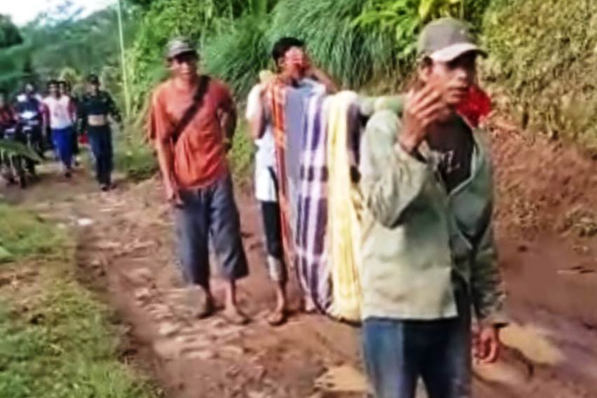 Warga Cianjur, Jawa Barat, menandu jenazah sejauh 16 kilometer untuk diantarkan ke rumah duka karena tidak punya akses jembatan yang memadai.