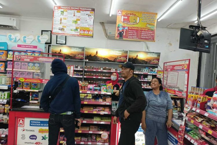 Aparat kepolisian melakukan penyelidikan pasca kawanan perampok bersenjata tajam menyatroni sebuah minimarket yang terletak di Jl Andi Djemma, Kota Makassar.