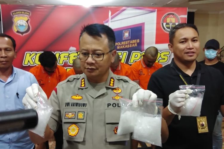Kapolrestabes Makassar Kombes Pol Wahyu Dwi Ariwibowo saat memperlihatkan sabu dalam kemasan yang siap diedarkan di Makassar, Rabu (6/11/2019).