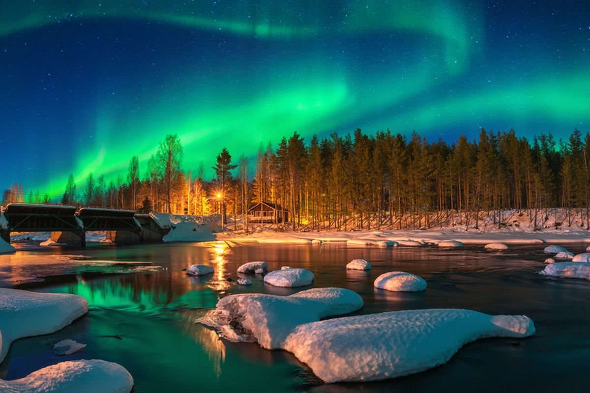 Ilustrasi panorama aurora borealis atau northern lights. Fenomena langit berupa cahaya warna-warni tampak menari-nari.