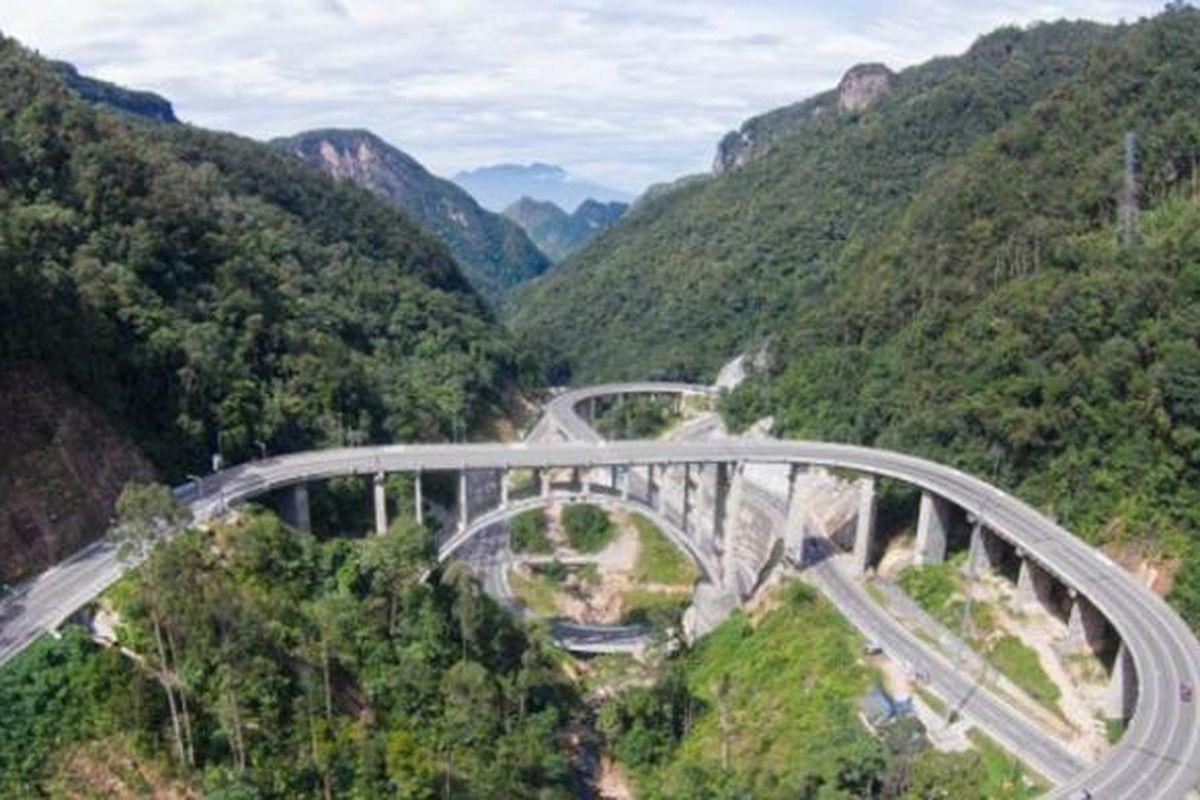 Jembatan Kelok 9 di Sumatera Barat.