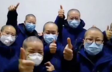 Foto yang diunggah media China Xinhua di Twitter memperlihatkan para perawat yang bertugas di Wuhan gundul. Mereka memangkas habis rambut mereka guna menghindari infeksi silang ketika merawat pasien virus corona.